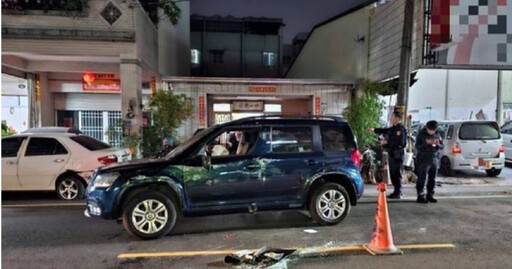 你累了嗎!高雄休旅車自撞路邊車「側翻」 路人急翻正助駕駛脫困