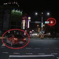 紅燈硬闖還倒打一耙！台中男害騎士摔車落跑 監視器全錄下