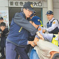 辛酸護理師2／熊抱摸臀、「用下體磨蹭我！」 塞錢詭辯：我對妳有感覺