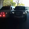 擋路還逼車！他開百萬路虎「併排硬卡救護車」加速開走 網氣罵：做人不要這麼賤