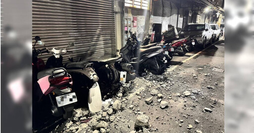 三重公寓外牆磁磚整片掉落 6車遭波及現場滿地碎石