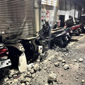 三重公寓外牆磁磚整片掉落 6車遭波及現場滿地碎石