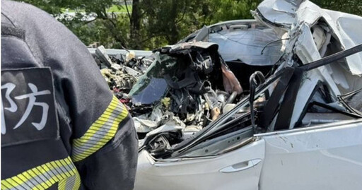 爆衝怒打老翁後撞砂石車亡! 男駕白車追撞卡死車尾慘變廢鐵