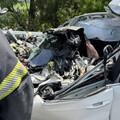 爆衝怒打老翁後撞砂石車亡！ 男駕白車追撞卡死車尾慘變廢鐵