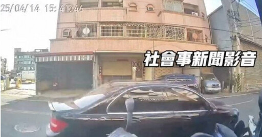 高雄離奇事故！賓士刷倒「整排停放機車」落跑 警以車追人中