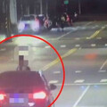 高雄街頭驚見男子坐引擎蓋兜風 「活體車飾」飆車畫面曝光