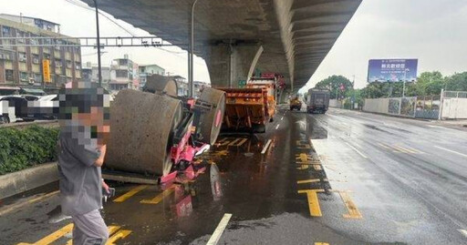 新莊驚險一刻!聯結車壓路機掉落引發交通混亂 幸無人受傷