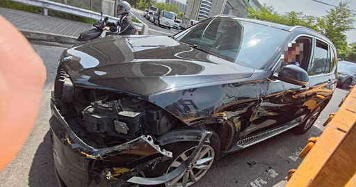 BMW擦撞拖板車! 捲入內輪差「左側全毀」慘況曝