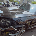 BMW擦撞拖板車！ 捲入內輪差「左側全毀」慘況曝
