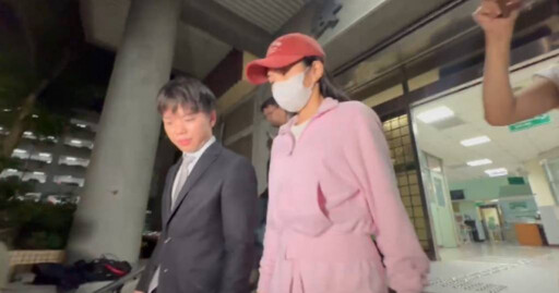張家一家四口全交保！家寧妹手拿20萬香奈兒包 身上衣服價碼曝