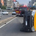 驚悚一幕！高雄小貨車猛撞安全島「彈飛側翻」 疑駕駛精神不濟