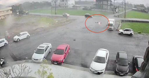 苗栗狂風暴雨！騎士連人帶車倒地 11噸貨車被吹到側翻