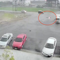 苗栗狂風暴雨！騎士連人帶車倒地 11噸貨車被吹到側翻