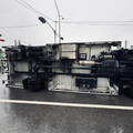 苗栗怪風威力驚人！11噸大貨車遭吹翻 駕駛驚險躲一劫