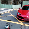 超貴車禍！「1800萬法拉利」擊落機車凹損 老翁慘摔哀嚎送醫