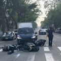 煞車沒踩穩！小貨車「保齡球式」撞翻等紅燈3車 疑駕駛恍神惹禍