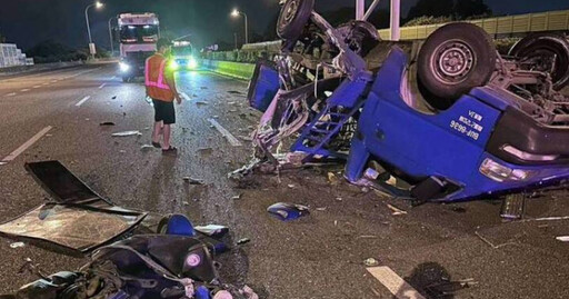 國1彰化段爆自撞！小貨車失控翻覆「撞成廢鐵」 駕駛夾困慘斷魂