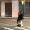 阿北騎電動行李箱趴趴走！ 紅燈拍照害車潮繞行最高罰3600元