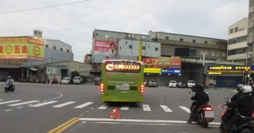 左轉遭公車撞飛! YouBike卡車底拖行 女騎士全身傷送醫