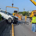 開ACC輔助！休旅車猛撞緩撞車「車頭爛毀」 再衝分隔島慘況曝