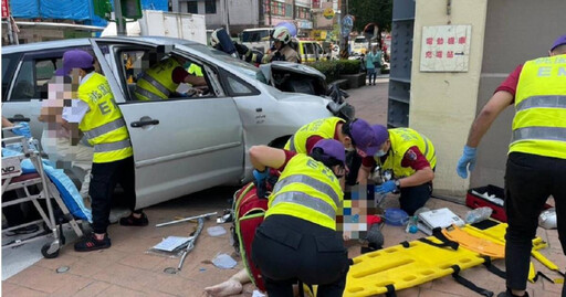 快訊/八德公所嚴重車禍 男行人遭撞不治