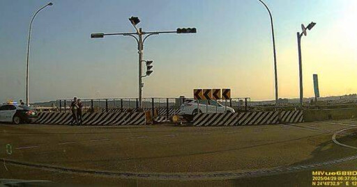 逆向上台68撞車繼續衝 新竹男撞破斷橋護欄 墜7層樓慘死