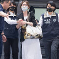 貴婦奈奈200萬交保「戴電子腳鐐」現身 不發一語險誤上媒體車