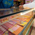 以為刮中10萬只拿到1千！他怒撒冥紙噴漆嗆「黑店A錢」 下場慘了