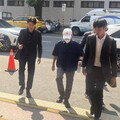 持2259青少年性影像！黃子佼二審拚免囚「出庭狂簽和解書」 和解人數達10人