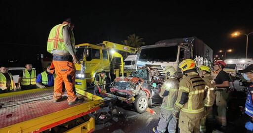 國道1號仁德段「7車連撞」!小客車被撞成廢鐵 5人受傷送醫