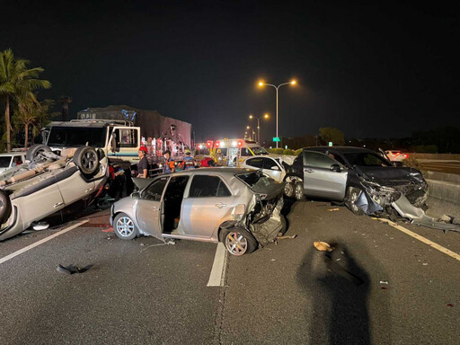 國道1號仁德段「7車連撞」!小客車被撞成廢鐵 5人受傷送醫