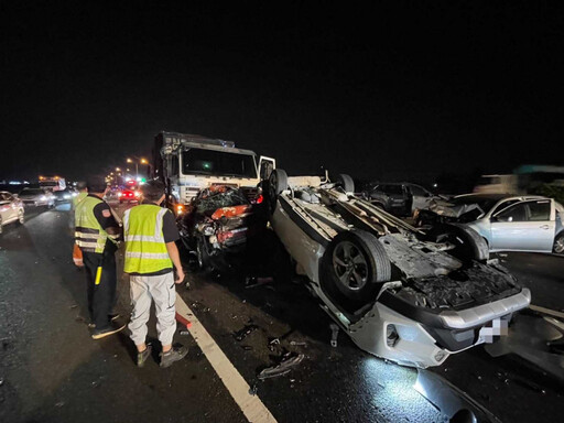 國道1號仁德段「7車連撞」!小客車被撞成廢鐵 5人受傷送醫