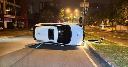 T字路口右彎!台中轎車猛撞分隔島「側翻」 男駕駛爬天窗脫困