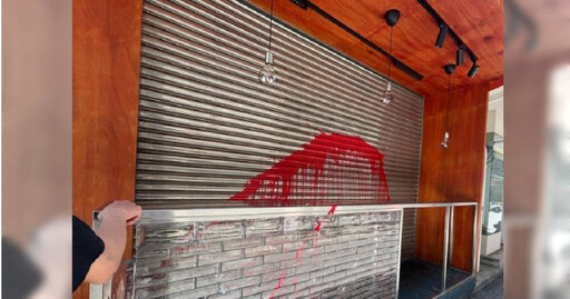 不滿刺青遭嘲!莽男衝臭豆腐店「潑漆、砸玻璃」 警方調查中