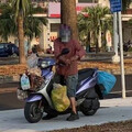 高雄婦清晨草地倒廚餘亂撒吐司邊 環保局證實已罰5次將再重罰