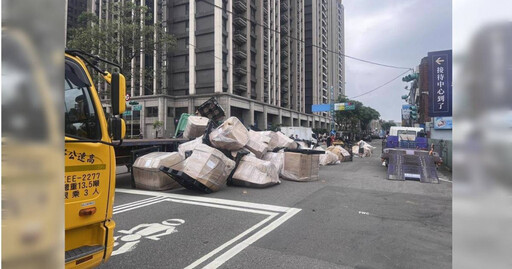 桃園楊梅驚傳車禍 20噸矽膠粒灑滿路面!幸無人傷