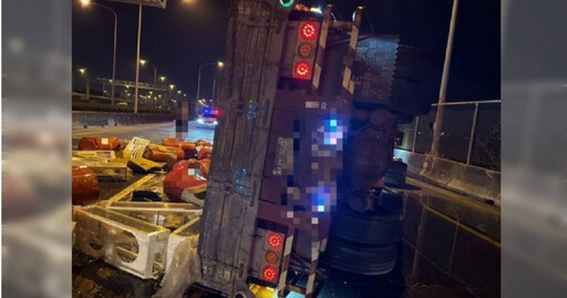 國1貨車違規換道!聯結車「閃不過」側翻橫躺 桶裝齒輪油噴滿地