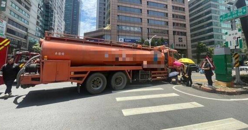 高雄恐怖車禍!槽車右轉輾老翁雙腳 血濺路口驚悚畫面曝光