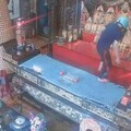 大膽！彰化男持鐮刀闖3百年「五通宮」斬首神像 廟方痛心：數百年文物毀於一旦