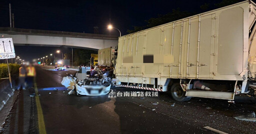 國道1號台南仁德段5車追撞!小客車翻覆全毀 男駕駛當場死亡