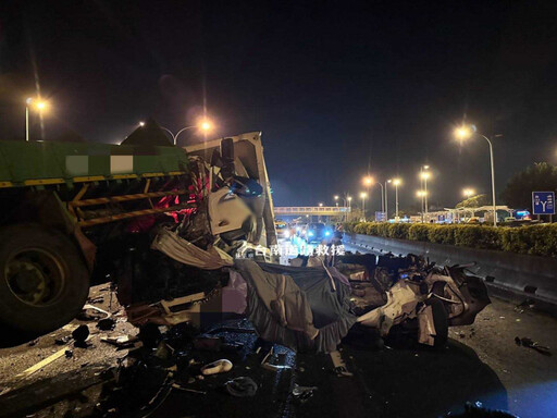 國道1號台南仁德段5車追撞!小客車翻覆全毀 男駕駛當場死亡