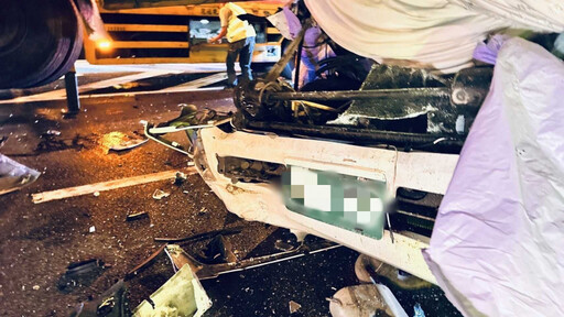 國道1號台南仁德段5車追撞!小客車翻覆全毀 男駕駛當場死亡