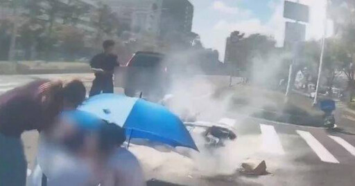 高雄驚險車禍!小貨車右轉猛撞機車 濃煙狂竄19歲騎士倒地