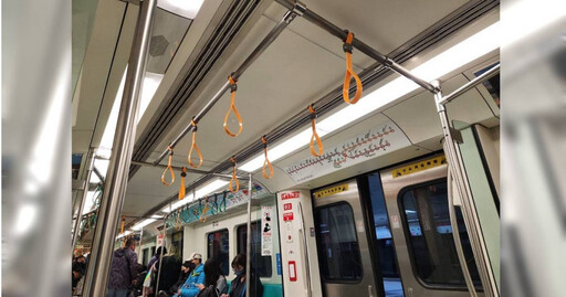 快訊/高捷通車17年首例! 車輛行駛到一半「玻璃車門整片掉落」