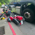 基隆機車擦撞貨櫃車！騎士慘卡輪下 消防獲報急搶救