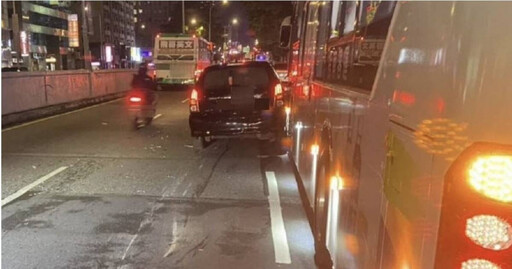 信義區連環車禍驚魂!72歲老翁失控撞安全島 再波及撞公車