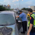 台中驚傳火燒車！引擎突竄「無名火」父子急逃 勇警打火幸解危