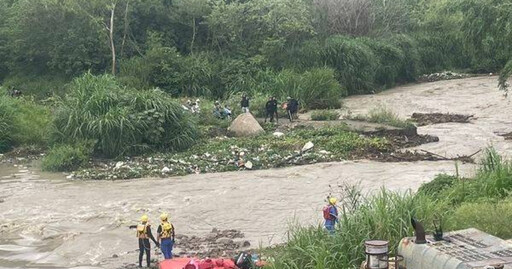 暴雨驟襲!13名移工困沙洲90分鐘 消防神速救援無人傷亡