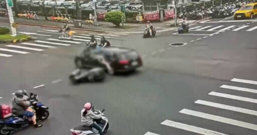 立法院前車禍!轎車疑闖紅燈衝路口 2騎士衰被撞飛