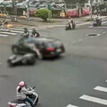 立法院前車禍！轎車疑闖紅燈衝路口 2騎士衰被撞飛